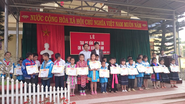 Tổng cộng 60 suất học bổng đã được trao cho 60 em học sinh nghèo vượt khó học giỏi của tỉnh Điện Biên đợt này 