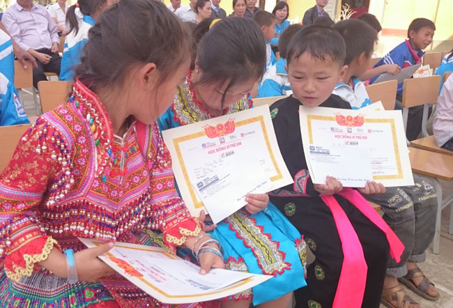 Niềm vui của các em học sinh Điện Biên nhận học bổng từ Quỹ học bổng Giải golf Swing for the kids 