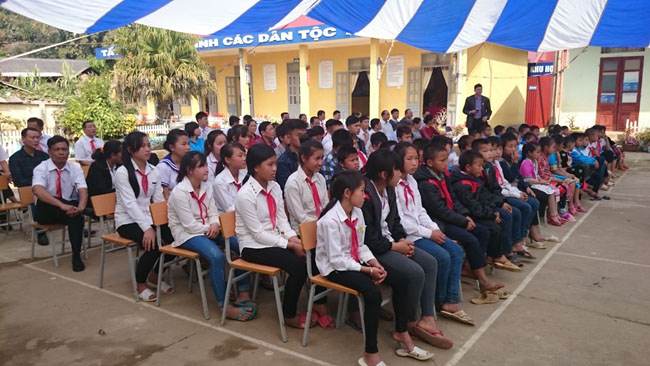 Các em học sinh nghèo vượt khó học giỏi của tỉnh Điện Biên