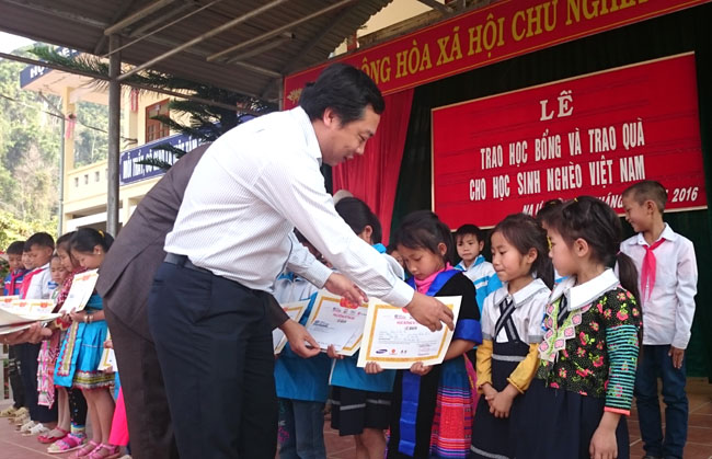Ông Lê Trọng Minh, Tổng Biên tập Báo Đầu tư trao các suất học bổng cho các em học sinh nghèo vượt khó, học giỏi