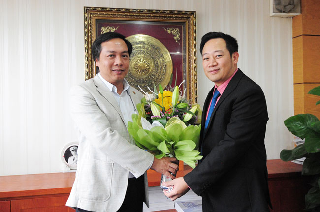 Ông Bùi Văn Quân, Chủ tịch Hội doanh nhân trẻ Việt Nam (bên phải) đại diện Hội doanh nhân trẻ Việt Nam chúc mừng ông Lê Trọng Minh, Tổng Biên tập Báo Đầu tư