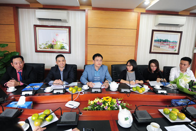 Đoàn đại biểu Hội doanh nhân trẻ Việt Nam đến thăm và làm việc tại Báo Đầu tư