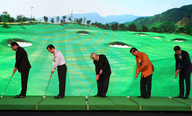 2.	Các đại biểu thực hiện nghi thức khai trương sân Golf