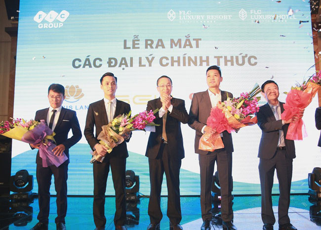   Đại diện FLC Group trao hoa cho các đại lý phân phối FLC Quy Nhơn tại Lễ mở bán diễn ra tại Hà Nội ngày 26/3 vừa qua
