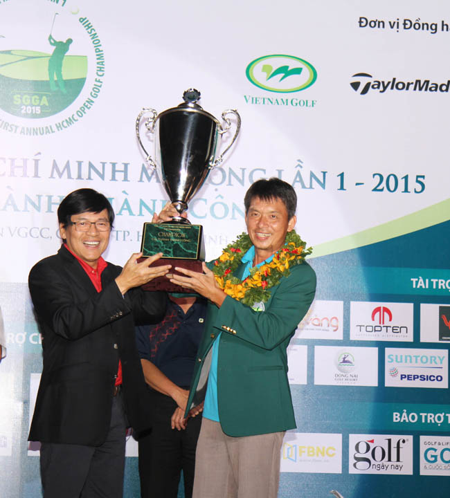 Ông Phạm Phú Ngọc Trai,  Trưởng ban tổ chức giải trao cúp cho nhà Vô địch Trần Minh Tấn - giải lần 1
