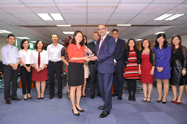 Bà Lê Minh Hương đại diện VietinBank nhận Giải thưởng STP Award 2015 từ Standard Chartered Bank