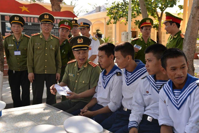 Thượng tướng, Anh hùng Lực lượng vũ trang nhân dân Phạm Dũng, Thứ trưởng Bộ Công An (ngồi hàng ghế cùng các chiến sỹ) hỏi thăm và động viên các chiến sỹ 