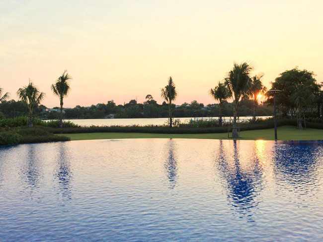 Hồ bơi bên sông – hình chụp thực tế tại khu villa Đại Phước Lotus