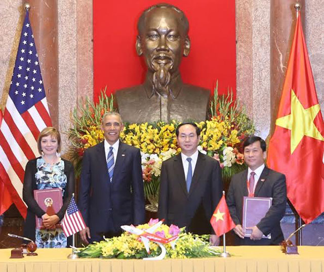 Chủ tịch nước Trần Đại Quang và Tổng thống Obama chúc mừng ký kết hợp tác giữa hai đơn vị