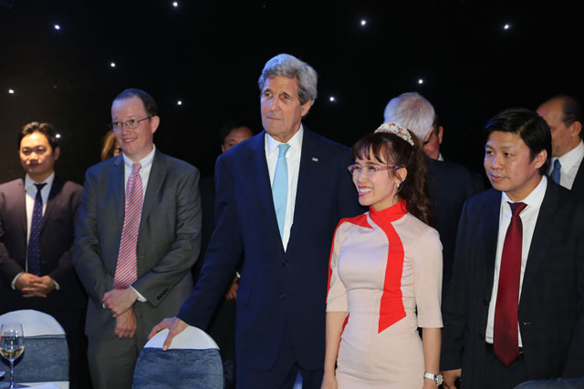 Ông John Kerry chúc mừng và trân trọng những thành tích mà Vietjet đóng góp vào ngành hàng không suốt thời gian qua. Ông gọi Tổng giám đốc của Vietjet là “Vietjet’s lady”