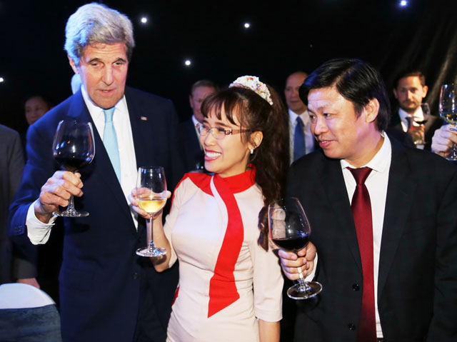 Trò chuyện với Ban lãnh đạo Vietjet, Ông John Kerry cũng có lời khen tặng Tổng giám đốc Nguyễn Thị Phương Thảo là người phụ nữ thông minh, tài sắc và ngỏ ý sẵn sàng hỗ trợ mọi việc cho Vietjet, mời mọi người sang thăm Boston