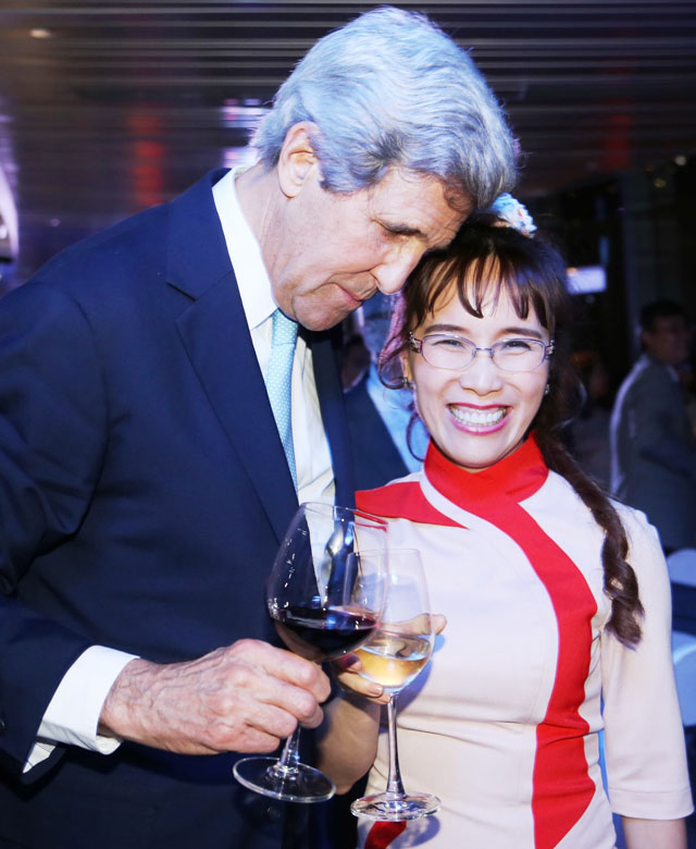 Ông John Kerry cũng gửi lời chúc sức khỏe đến toàn thể cán bộ nhân viên Vietjet, mong Vietjet tiếp tục gặt hái thêm nhiều thành công, mang đến thêm nhiều cơ hội bay cho người dân và du khách, hội nhập và vươn xa trên bản đồ hàng không thế giới