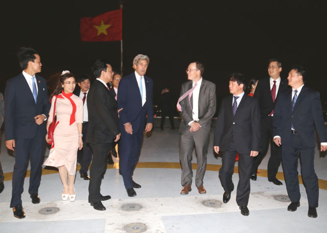 Tổng giám đốc Nguyễn Thị Phương Thảo cùng ông John Kerry thăm bãi đáp trực thăng tầng 52 tòa nhà Bitexco