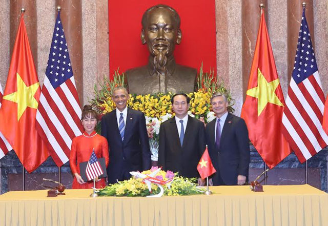 Tổng giám đốc Vietjet trong tà áo dài đỏ thật nổi bật, cho biết: “Vietjet muốn góp phần tăng kim  ngạch thương mại giữa Việt Nam và Hoa Kỳ, khép lại quá khứ chiến tranh, đóng góp vào sự  phát triển hội nhập của ngành hàng không Việt Nam”