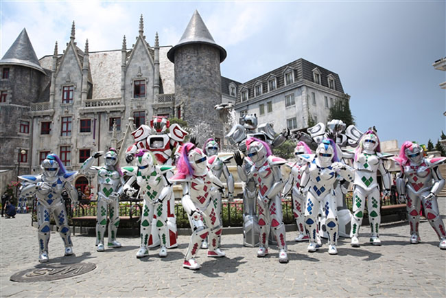 Như món quà tặng mùa hè dành cho các em nhỏ, Robot Show diễn ra từ ngày 1/6-30/8 sẽ là những màn trình diễn kỳ thú lần đầu tiên xuất hiện ở Việt Nam. Các chú robot vốn khô cứng sẽ trở nên gần gũi, đáng yêu với các điệu nhảy vui nhộn, ngộ nghĩnh. Show diễn bắt đầu từ 15h15 đến 15h45 hàng ngày.