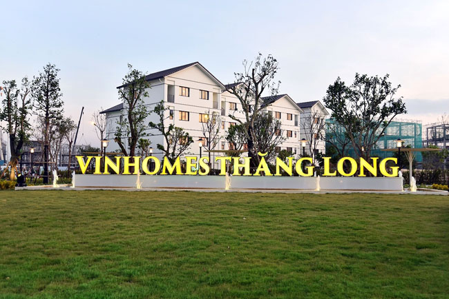 Nằm trên trục đại lộ Thăng Long và chỉ cách Trung tâm Hội nghị Quốc gia chừng 5 phút lái xe, Vinhomes Thăng Long là Dự án biệt thự sinh thái khép kín, biệt lập với đầy đủ các tiện ích hoàn hảo do Tập đoàn Vingroup làm chủ đầu tư. 