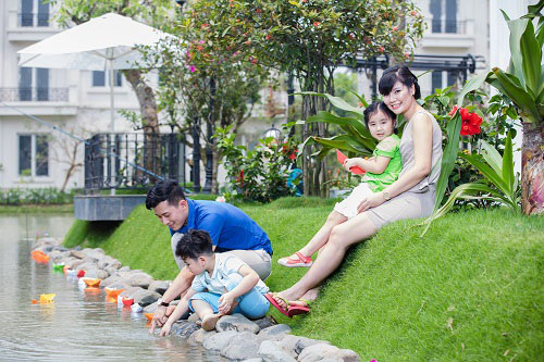 Giây phút vui vẻ của gia đình trong khuôn viên vườn nhà xanh mát
