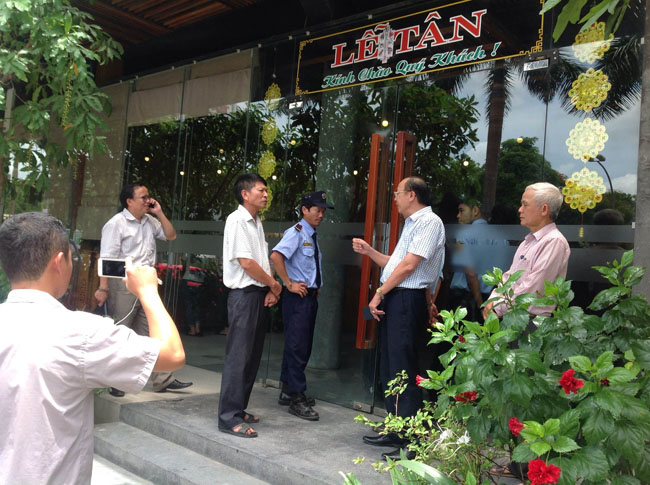 Sau khi đi công tác ở Hà Nội trở về, ông Trần Văn Hồng (đeo kính) và một số người của Công ty CP đầu tư Môi trường xanh đến Khách sạn Sài Gòn - Thương mại, nhưng bị lực lượng bảo vệ ngăn không cho vào