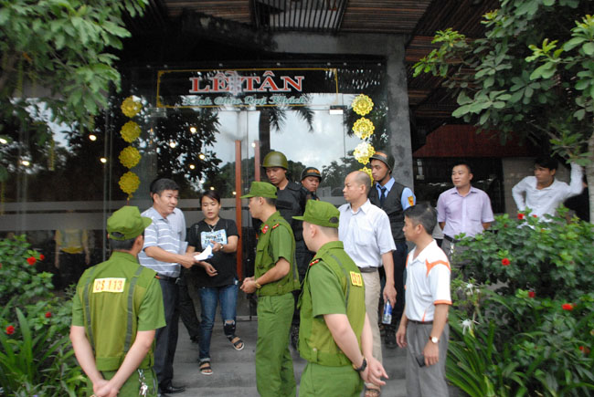 Hình ảnh trước cửa ra vào Khách sạn Sài Gòn - Thương mại hôm diễn ra cưỡng chế