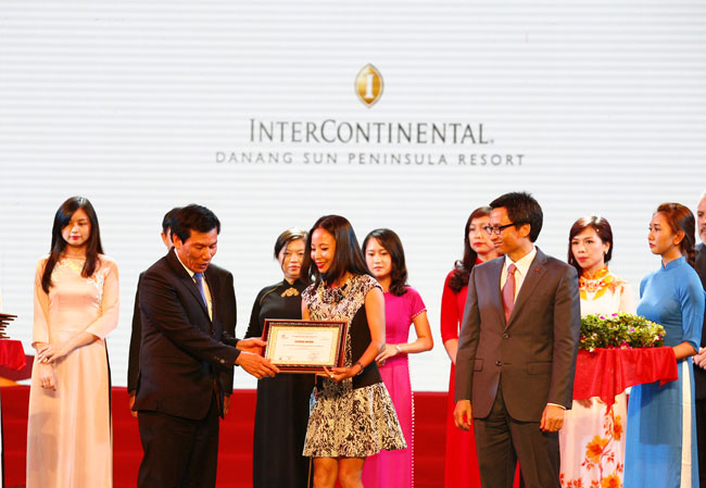 Đại diện InterContinental Danang Sun Peninsula Resort nhận giải thưởng từ Ban tổ chức