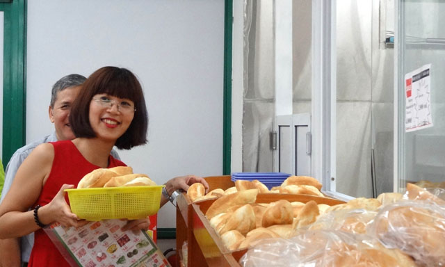 Niềm vui của một khách hàng nữ tại quầy bánh mì