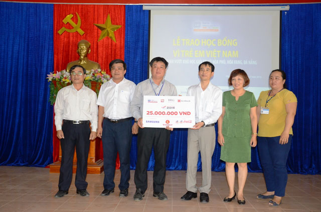 Lãnh đạo Báo Đầu tư và Trung tâm xúc tiến đầu tư TP.Đà Nẵng trao biển tượng trưng cho lãnh đạo UBND xã Hòa Phú