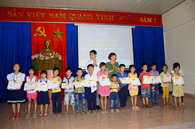 Ông Bùi Đức Hải và Bà Huỳnh Liên Phương trao học bổng cho các em học sinh