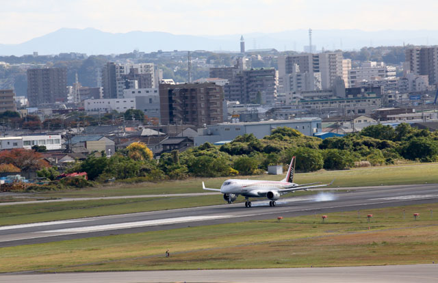 Mitsubishi Regional Jet tiến vào đường băng trong lần cất cánh thử nghiệm đầu tiên. Ảnh: Mitsubishi Aircraft Corporation