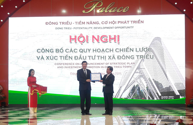 Ông Nguyễn Đức Long-Chủ tịch UBND tỉnh Quảng Ninh trao QĐ công bố Quy hoạch cho thị xã Đông Triều