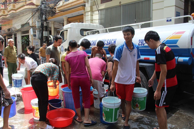Nhiều nơi ở Hà Nội vẫn còn thiếu nước sạch