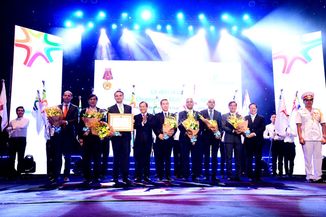 Ban lãnh đạo FrieslandCampina Việt Nam tại Lễ đón nhận Huân chương, Bằng khen