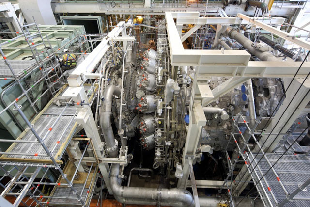 Một tuabin 9HA tại trạm thử nghiệm ở nhà nhà máy tuabin khí lớn nhất thế giới tại Greenville, South Carolina. Các kỹ sư GE đã đặt khoảng 5000 dụng cụ đo lường và cảm biến trên tuabin và 2000 dụng cụ trên một giàn nén (compressor validation rig) phải hấp thụ 500.000 mã lực mà tuabin tạo ra. Nguồn: GE Power