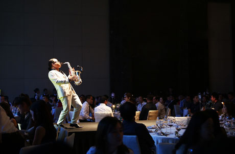 Phần biểu diễn của nghệ sĩ Trần Mạnh Tuấn dẫn lối các vị khách vào một không gian âm nhạc đầy nghệ thuật.