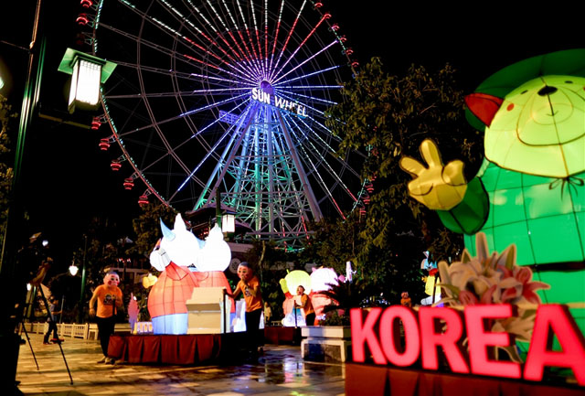 Diễn ra từ ngày 9/9-18/9, lễ hội đèn lồng Châu Á là bản hòa ca sắc màu mang đến cho du khách nhiều trải nghiệm độc đáo, mới lạ