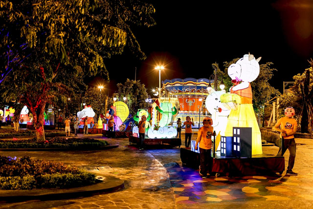 Lần đầu tiên, nhiều du khách và người dân Đà Nẵng có một mùa thưởng nguyệt “vô tiền khoáng hậu” với màn diễu hành đèn lồng hoành tráng và mới lạ