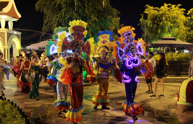 Trong không gian huyền ảo, lung linh của đêm hội trung thu, du khách còn được hòa mình vào carnival đường phố náo nhiệt, rực rỡ với các màn màn biểu diễn múa hoa, mặt nạ cười, belly dance, Canaval,  nữ thần mặt trời, Mascot thú, múa lân bằng LED, múa lửa, … cùng những vũ công chuyên nghiệp