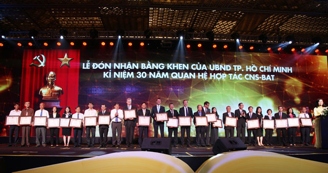 Ông Lê Thanh Liêm, Phó chủ tịch UBND TP.HCM trao bằng khen cho các tập thể và cá nhân CNS-BAT vì đã đóng góp cho sự phát triển kinh tế của thành phố. Ảnh: Minh Hùng