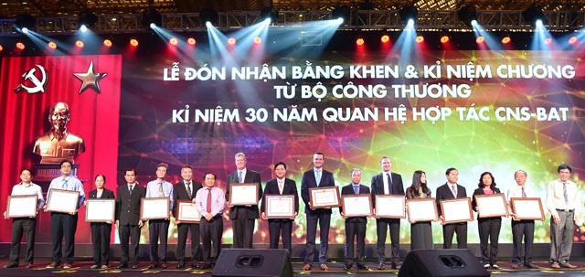 Đại diện CNS và BAT nhận Bằng khen từ Bộ Công thương do đã có những thành tích xuất sắc trong công tác góp phần vào sự nghiệp xây dựng và phát triển ngành Công thương Việt Nam. Ảnh: Minh Hùng