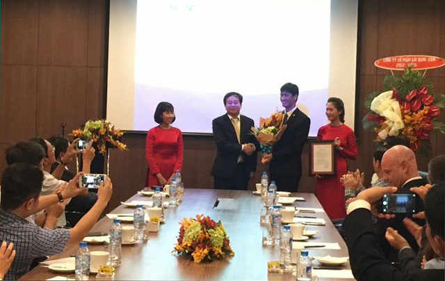 Ông Vũ Văn Thanh, Vụ trưởng Vụ Khách sạn (Tổng cục Du lịch) trao quyết định cho đại diện CEO Group