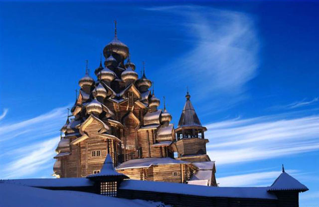 Nhà thờ cổ kính trên hòn đảo Kizhi thanh bình (thuộc nước cộng hòa Karelia) được xây dựng từ thế kỉ 14 không sử dụng bất cứ chiếc đinh nào