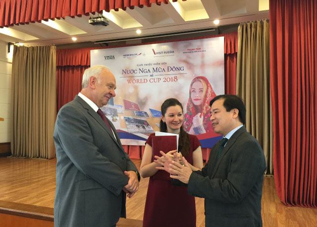 Đại sứ đặc mệnh toàn quyền LB Nga tại Việt Nam Konstantin Vnukov cùng ông Hà Văn Siêu, Phó tổng cục trưởng Tổng Cục Du Lịch trao đổi về tiềm năng phát triển hai chiều về du lịch giữa Liên bang Nga và Việt Nam