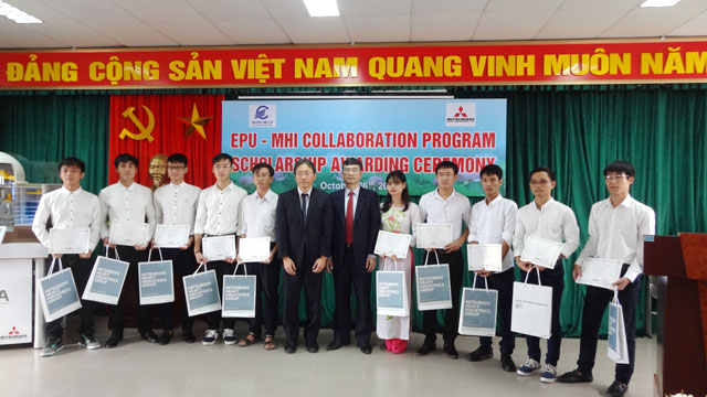 10 suất học bổng đã được đại diện MHI trao cho 10 em sinh viên điện hạt nhân xuất sắc của EPU