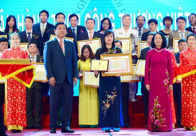Bà Lê Như Hoa đón nhận Bằng khen của Thủ tướng Chính phủ và Giải thưởng “doanh nghiệp vì Người lao động” năm 2016