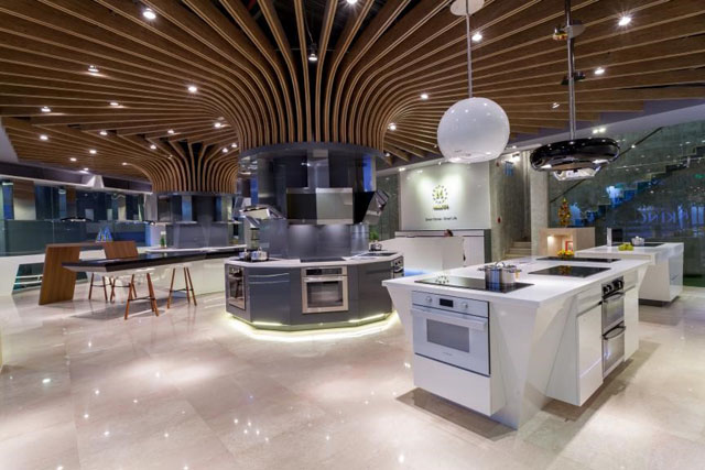 Showroom của Malloca tại TP.HCM trưng bày đầy đủ các thiết bị nhà bếp cùng nhiều không gian nội thất hiện đại khác