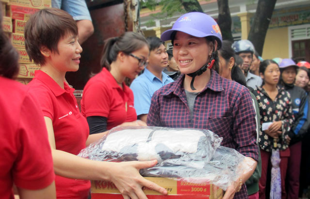 Bà Nguyễn Hồng Thắm, Giám đốc Khối Dịch vụ nội bộ, đại diện Ban lãnh đạo Techcombank tận tay trao từng phần quà đến bà con Hà Tĩnh