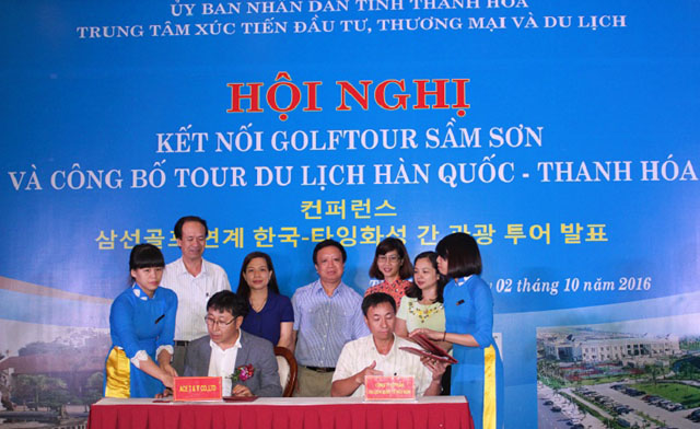 Các đại biểu chứng kiến lễ ký kết thỏa thuận hợp tác tổ chức các tour du lịch giữa Công ty ACE Hàn Quốc và các công ty lữ hành du lịch tỉnh Thanh Hóa. (Nguồn ảnh: httpinvestinthanhhoa.gov.vn)