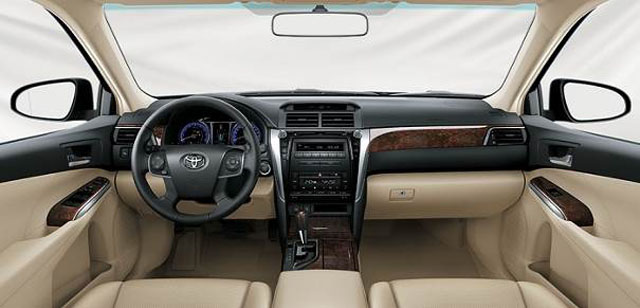 Bảng điều khiển cùng không gian lái vừa đơn giản nhưng lại không kém phần sang trọng và tiện nghi của Toyota Camry 2.0E