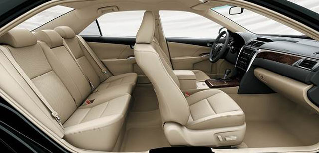 Bên trong Toyota Camry 2.0E là một không gian sang trọng với nội thất bọc da cùng các chi tiết vân gỗ nhấn nhá trên bảng táp-lô