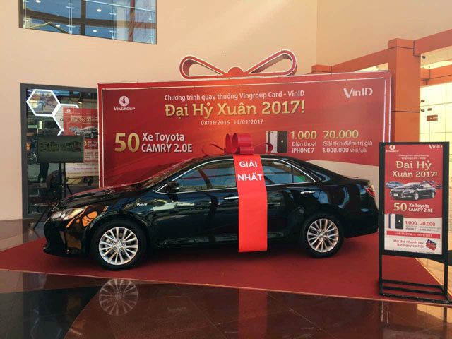 Dàn xe Toyota Camry 2.0E với số lượng lên tới 50 chiếc đã xuất hiện tại các trung tâm thương mại Vincom để sẵn sàng cho chương trình quay thưởng nhằm tri ân các khách hàng đang sử dụng siêu thẻ VinID.