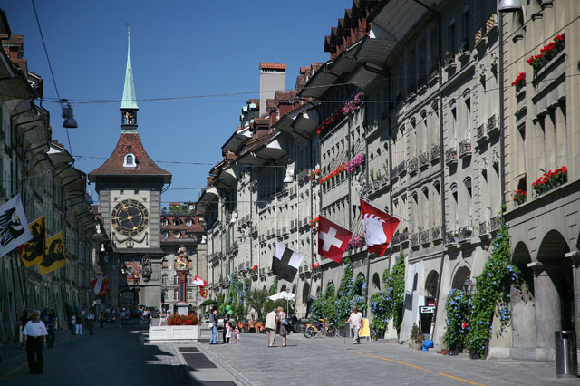 Phố Kramgasse, Bern, Switzerland được xây dựng theo kiến trúc Baroque – được UNESCO công nhận top 5 đường phố mua sắm đẹp nhất trên thế giới. (Nguồn: Internet)